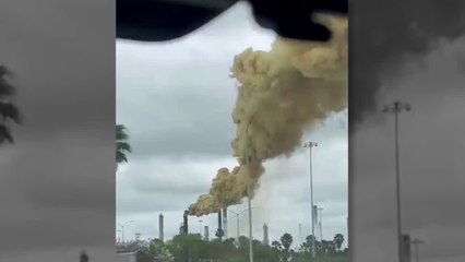 La columna de humo amarillo emitida por la refinería de Cadereyta