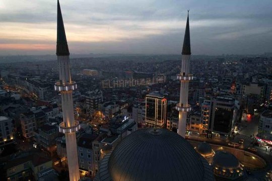Taksim Camii'ne asılan mahya havadan görüntülendi