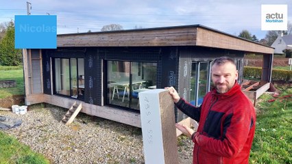 Un couple construit une maison sans béton avec du carton et du bois