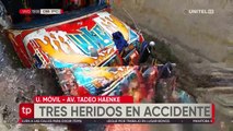 Micro cayó a un canal de riego en Cochabamba; hay tres heridos