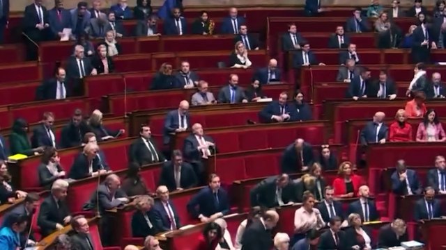 El Gobierno francés supera las dos mociones de censura