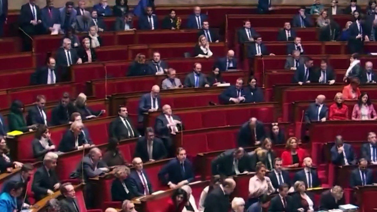 El Gobierno francés supera las dos mociones de censura