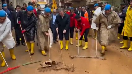    Sarı çizmeli Destici’nin çıplak ayaklı çocuk fotoğrafına tepki yağdı