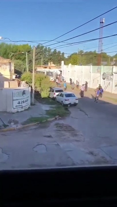 Piedrazos entre los hinchas de Rosario y San Francisco