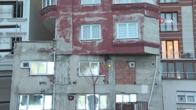Bağcılar'da iki farklı binanın üst üste konulmuş gibi göründüğü apartman yıkılıyor