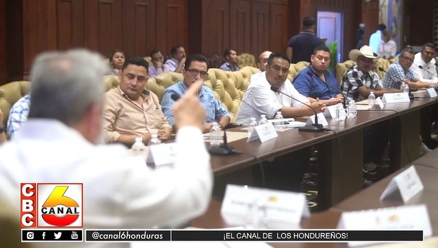 Roberto Contreras y alcaldes de diferentes municipios intercambian experiencias en San Pedro Sula
