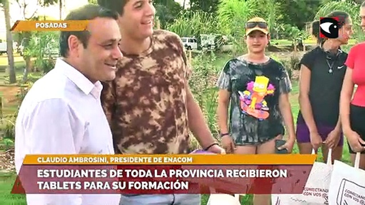Estudiantes de toda la provincia recibieron tablets para su formación