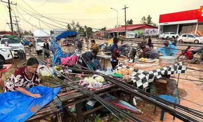 'พายุฤดูร้อน' ถล่มหนองคาย พัดบ้านพังเสาไฟฟ้าหักโค่น