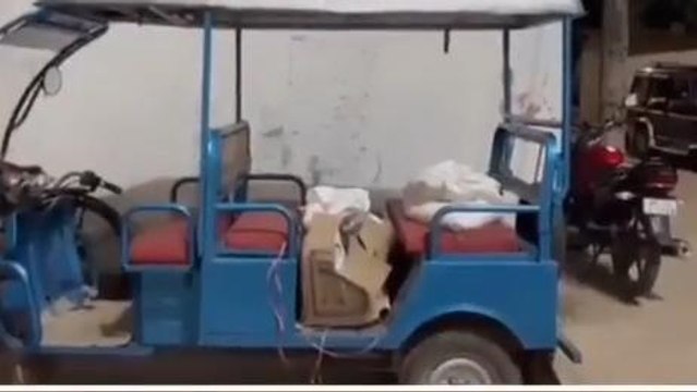 দঃ২৪পঃ বিপুল পরিমাণ বিস্ফোরক ভর্তি এই টোটো উদ্ধার, গ্রেফতার ৪