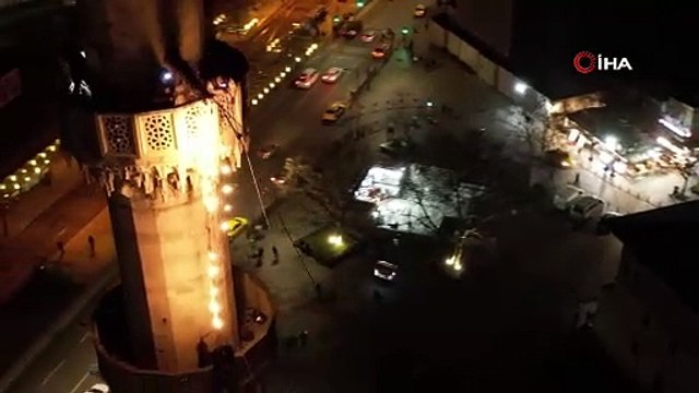 Yeni Camii'nin minarelerine asılan mahya havadan görüntülendi
