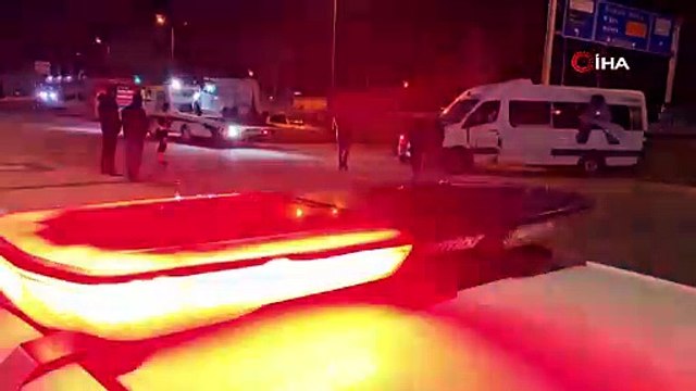 Ticari araç, midibüs ve otomobile çarptı: 3 yaralı