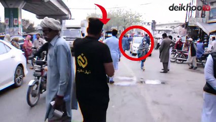 Police Van Qanoon Ki Dhajiyan Uraty Huwe Pakra Gya _ Deikhoo Tv