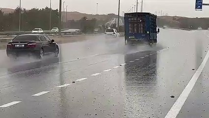 Télécharger la video: Watch: Rain hits parts of UAE; authorities warn residents, motorists to exercise caution