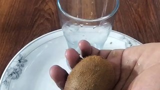 kiwi fruit cutting skill and trick.
