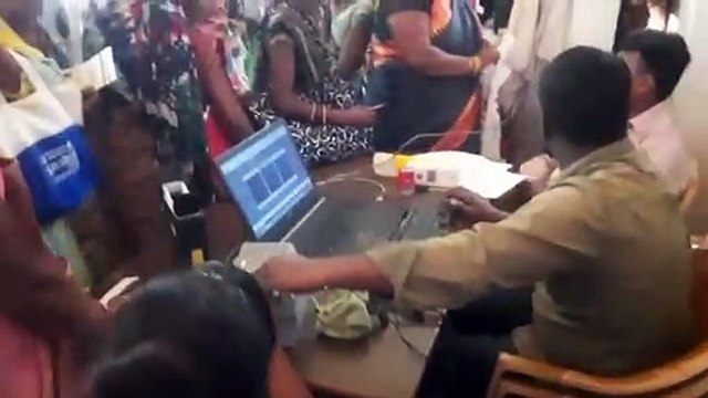 लाड़ली लक्ष्मी योजना के लिए आधार केंद्रों में लगी कतार
