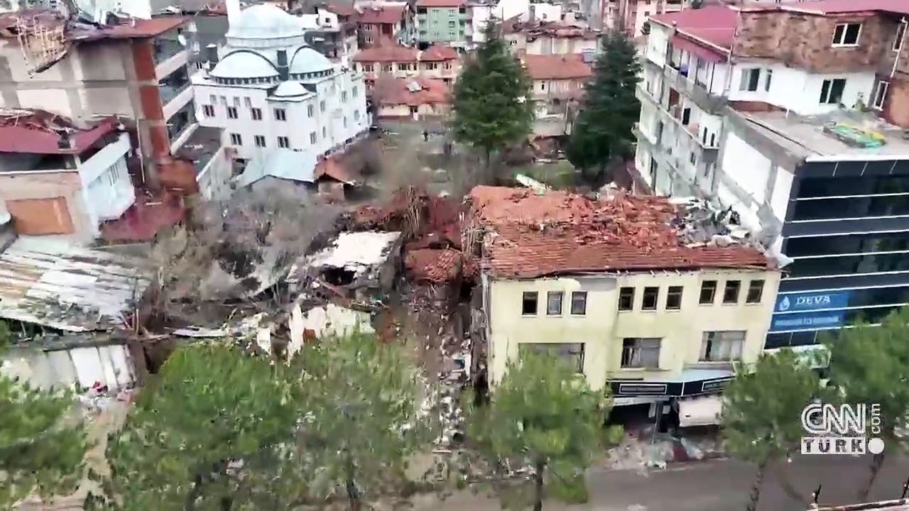 Vali, eşiyle yardıma koştu