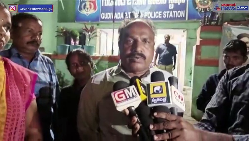 పోలీస్ వర్సెస్ రెవెన్యూ... గుడివాడ పోలీస్టేషన్లో అర్ధరాత్రి వరకు హైడ్రామా