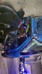 Un camión de la limpieza se queda atrapado en el puente de la autopista de Sant Roc