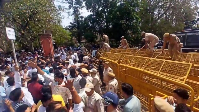 Video: जयपुर में डॉक्टर्स और पुलिस आमने-सामने, वाटर कैनन से पानी की बौछार, धक्का-मुक्की शुरू