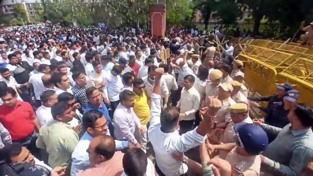 जयपुर में डॉक्टर्स और पुलिस आमने—सामने, वाटर कैनन से पानी की बौछार