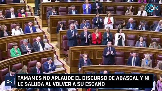 Tamames no aplaude el discurso de Abascal y ni le saluda al volver a su escaño