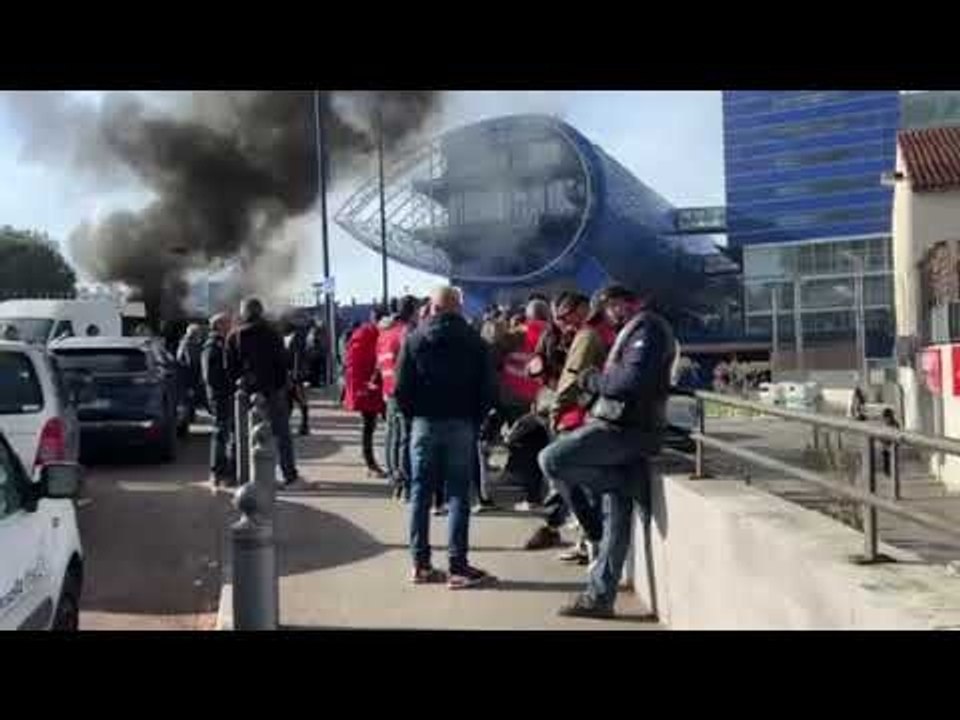Marseille : les dockers bloquent les entrées du Conseil départemental