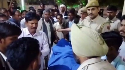 Télécharger la video: सड़क दुर्घटना में युवक की मौत, शव रख कर किया प्रदर्शन, पुलिस ने की समझाइश