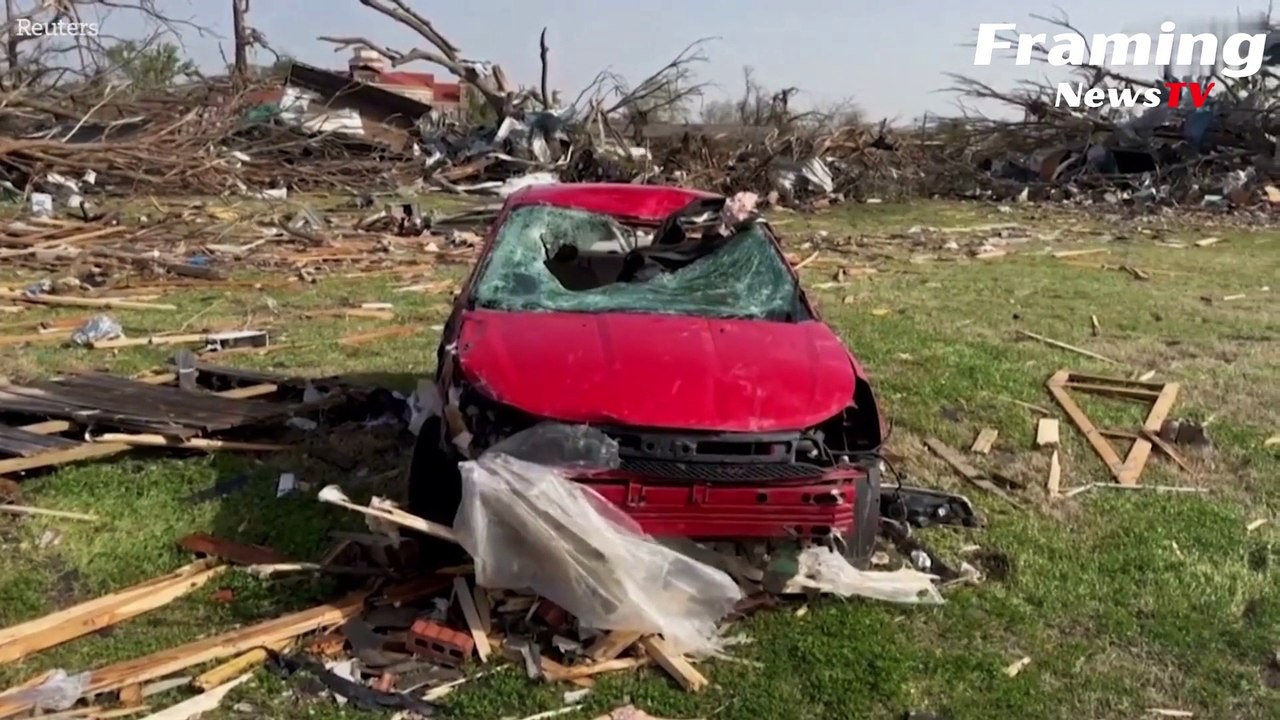 Tim penyelamat menyisir puing-puing setelah serangan tornado di Mississippi