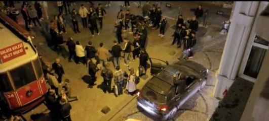 Galata'da "pes" dedirten görüntüler: Hastane yolunu kesip halay çektiler