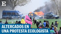 Vehículos policiales calcinados en una protesta ecologista en Francia