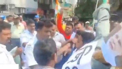 হাওড়া: কোনাতে কংগ্রেসের প্রতিবাদ, দেখুন কীভাবে টেনে হিঁচড়ে তুলছে পুলিশ