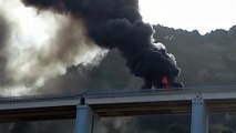 Camion in fiamme sul ponte di Pizzo