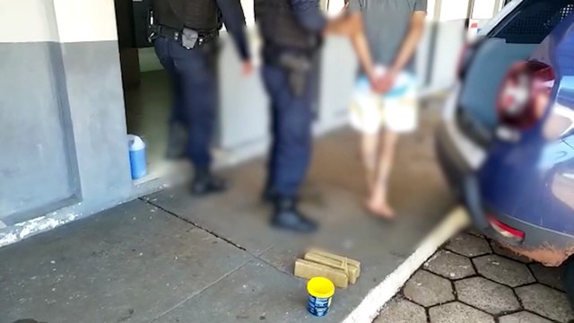 Homem é detido com objetos furtados e tabletes de maconha