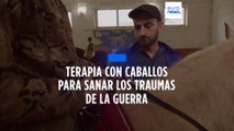 Los soldados ucranianos recurren a la terapia con caballos para tratar los traumas de la guerra