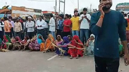 खराब फसल लेकर सड़क पर बैठ गई महिलाएं