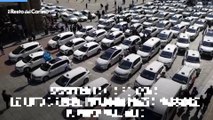 Sciopero taxi a Bologna: le auto bianche invadono piazza Maggiore, il video dall'alto
