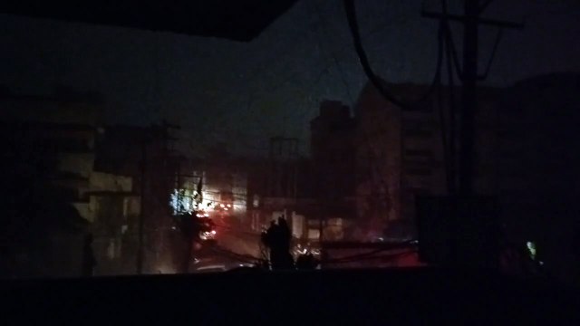 तेज बारिश होते ही गुल हो गई बिजली