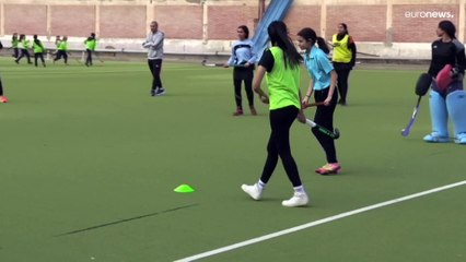 شاهد: رغم التحدّيات.. مصريّات يصنعن تاريخ بلدهن في لعبة الهوكي