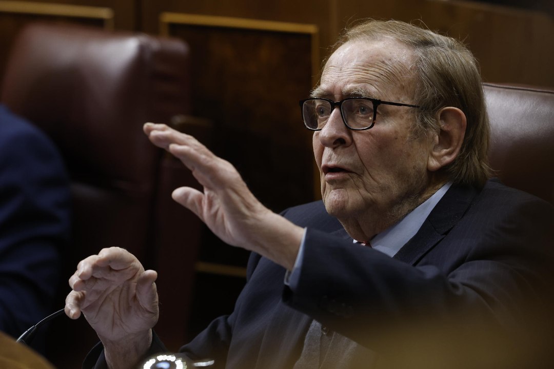 Tamames protesta por la duración de la intervención de Sánchez