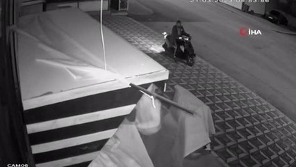 Getirdikleri poşet ile meyve ve içecek çalan şahıslar kamerada