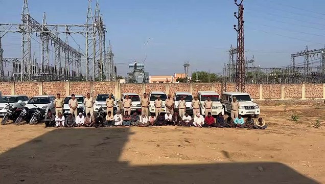 नागौर के मूंडवा में पुलिस ने पकड़े 24 जुआरी, 11 चौपहिया व 7 दुपहिया वाहन सहित नकदी जब्त, देखें Video