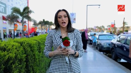 لميس نزلت الشارع وسألت الستات عاوزين إيه هدية وتفاجئهم بورد في الشارع