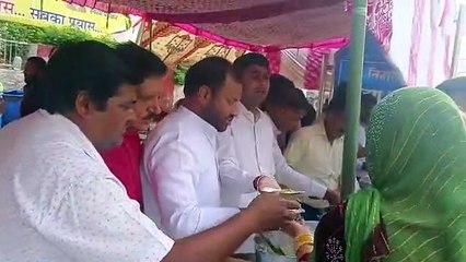 अमावस्या पर हुआ भंडारा, प्रसाद के लिए लगी भीड़