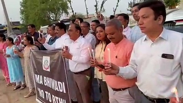 बिल के विरोध में चिकित्सकों ने निकाला कैंडल मार्च