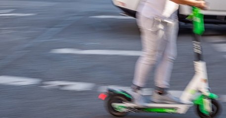 Un chauffard percute un homme à trottinette et le traîne sur 500 mètres avant de se rendre à la police