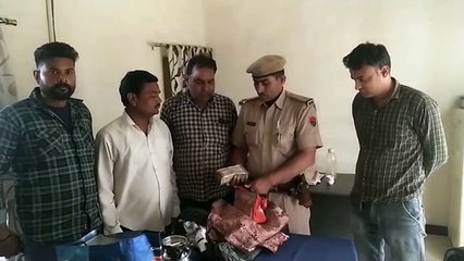 ढाई लाख रुपए से भरा थैला देखकर भी नहीं डोली नीयत