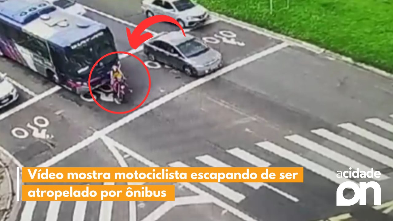 Vídeo mostra motociclista escapando de ser atropelado por ônibus