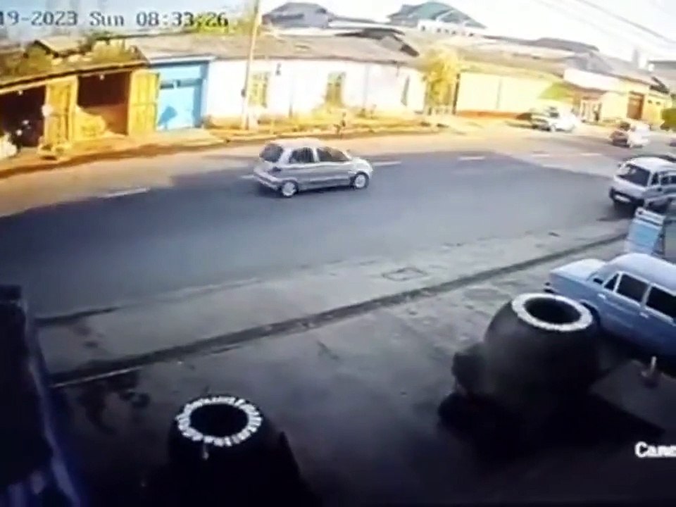 Ce conducteur évite le pire d'une façon géniale... belle maitrise