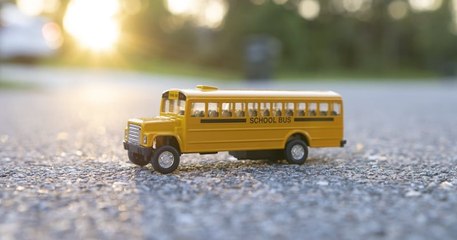 États-Unis : un homme tente de kidnapper un enfant à un arrêt de bus, sa tentative est déjouée par les camarades de classe de la victime