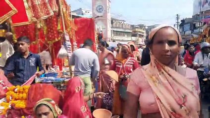 पूजन सामग्री की खरीदारी के लिए भीड़ उमड़ी